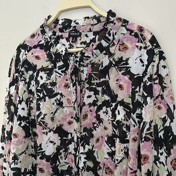 Torrid Women’s Crinkle Chiffon Button Up Mock Neck Floral Plus Blouse Size 4/26 - Picture 11 of 12